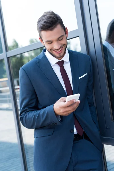 Businessman using smartphone — Free Stock Photo