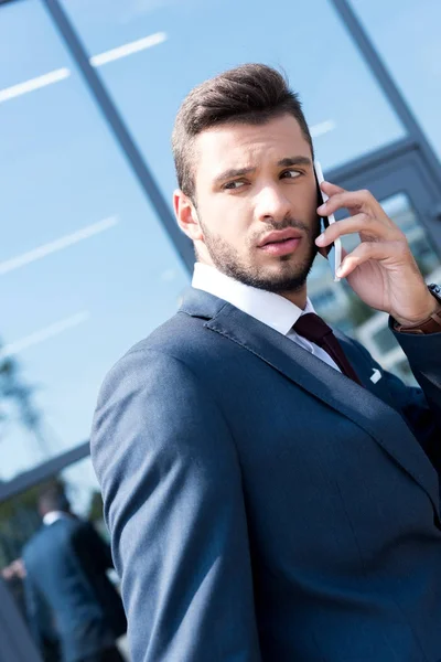 Businessman using smartphone — Stock Photo, Image