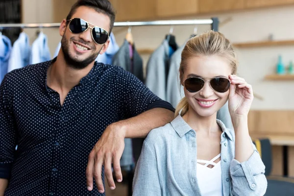 Young couple in boutique — Stock Photo, Image