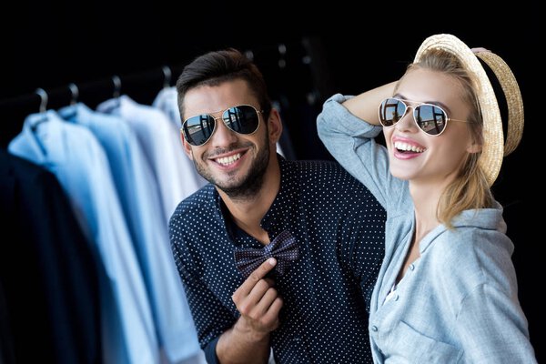 молодая пара в бутике
