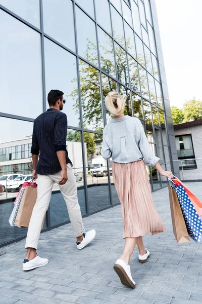 Jeune couple avec sacs à provisions — Photo gratuite