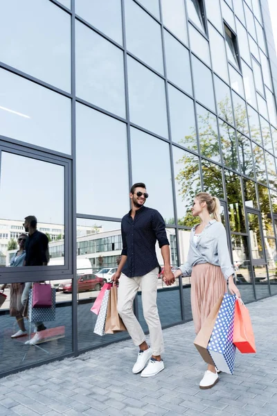 Giovane coppia con shopping bags — Foto Stock