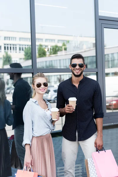 Pareja joven con bolsas de compras — Foto de stock gratis