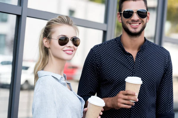 Jeune couple avec café à emporter — Photo