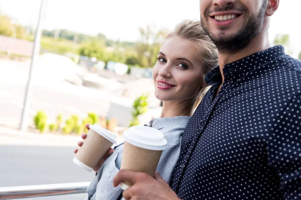 Unga par med kaffe att gå — Stockfoto