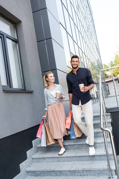 Pareja joven con bolsas de compras — Foto de Stock