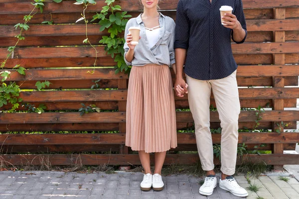 Jong koppel met koffie te gaan — Stockfoto