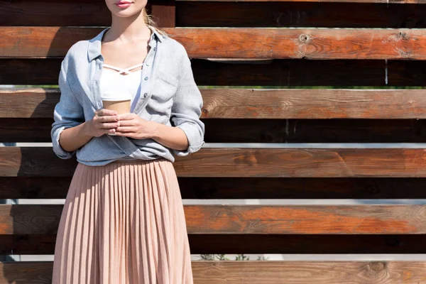 Mujer joven con café para llevar — Foto de stock gratis
