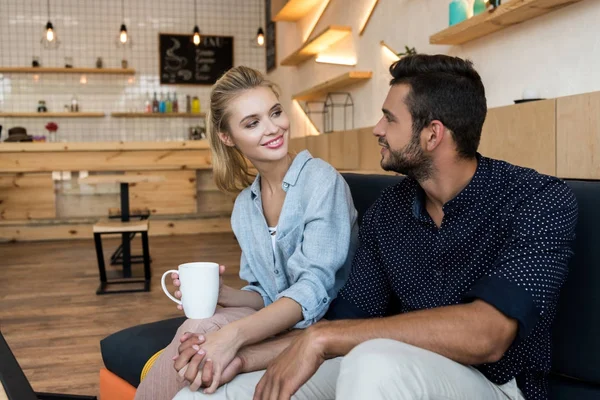 Unga par i caféet — Stockfoto