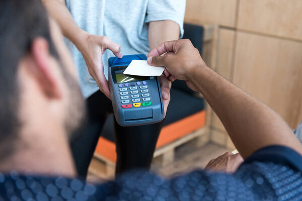 Pago con tarjeta de crédito y terminal — Foto de Stock