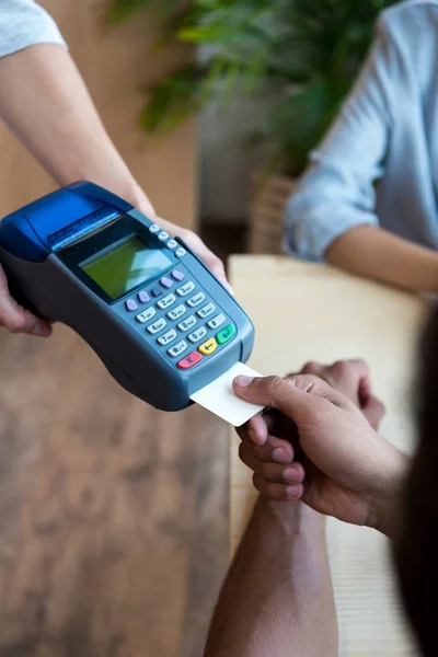 신용 카드 및 터미널에 의해 지불 — 스톡 사진