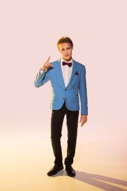 Şık takım elbiseli adam