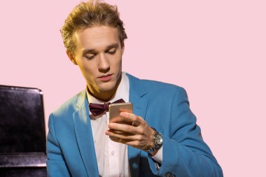 Akıllı telefon kullanan adam 