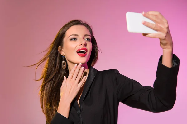Atraktivní žena při selfie — Stock fotografie