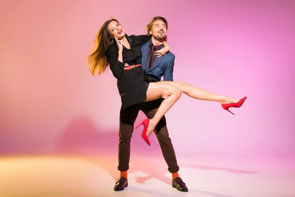 Boyfriend holding girlfriend on arms — Stock Photo, Image