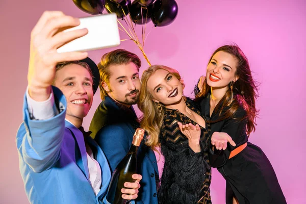 Freunde machen gemeinsam Selfie — kostenloses Stockfoto