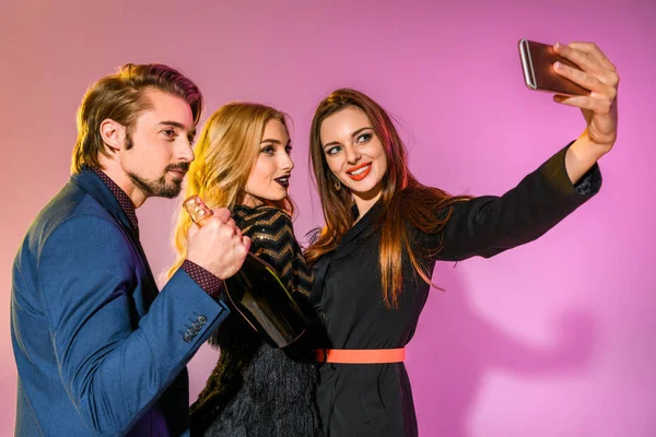 Homem e duas meninas tomando selfie — Fotografia de Stock