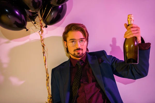 Muž s šampaňským a balónky — Stock fotografie