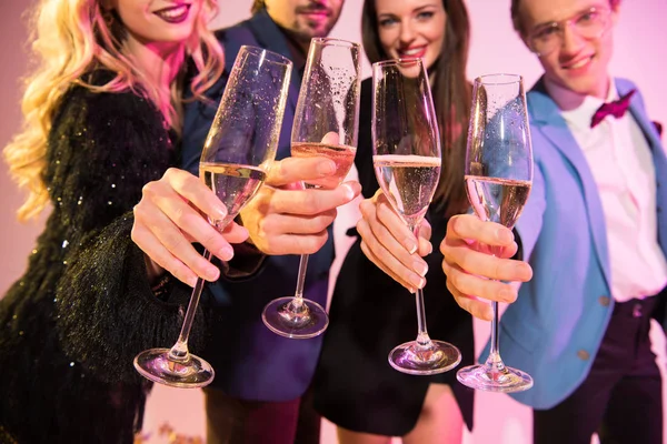 Друзья звонят с бокалами шампанского — стоковое фото