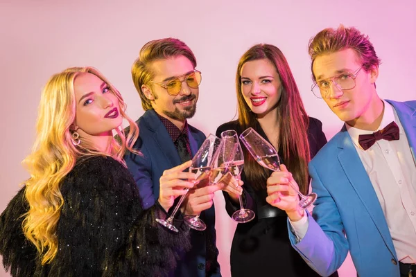 Vänner som spottar med champagneglas — Stockfoto