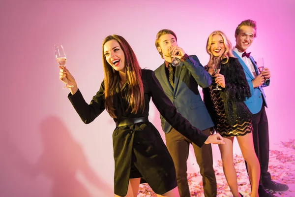 Glamouröse Freunde auf Party — Stockfoto