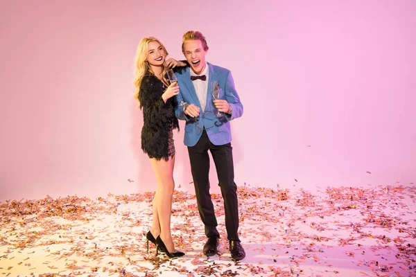 Echtpaar met champagneglazen op partij — Stockfoto