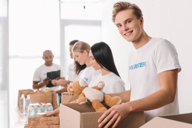 gönüllü Holding oyuncak ayı ve kutusu