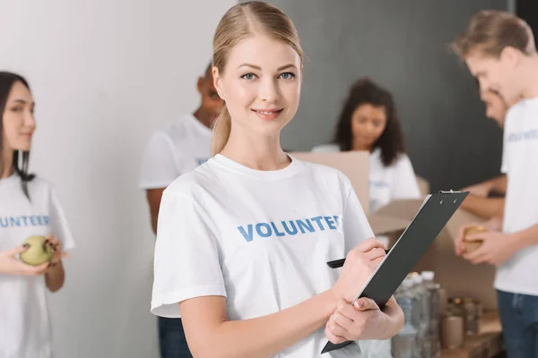 Voluntária feminina com área de transferência — Fotografia de Stock