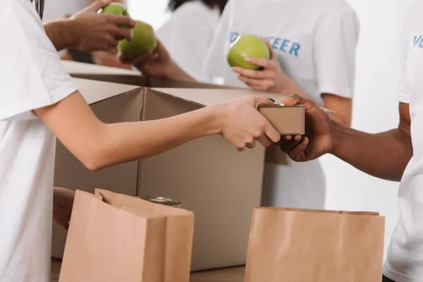 Dobrovolníci balení potraviny pro charitu — Stock fotografie