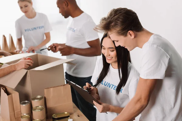 Voluntarios trabajando juntos — Foto de Stock