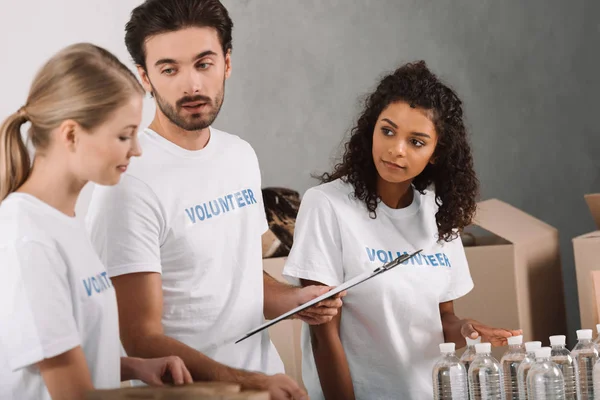 Freiwillige arbeiten zusammen — Stockfoto