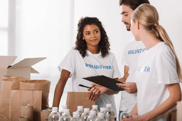 Freiwillige arbeiten zusammen — Stockfoto