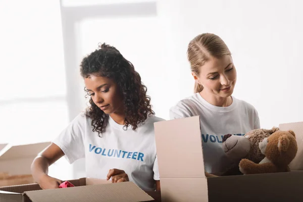 Voluntarios empacando juguetes para caridad — Foto de Stock