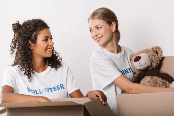 Voluntarios empacando juguetes para caridad — Foto de Stock