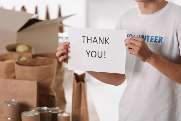 Voluntário com placard obrigado — Fotografia de Stock