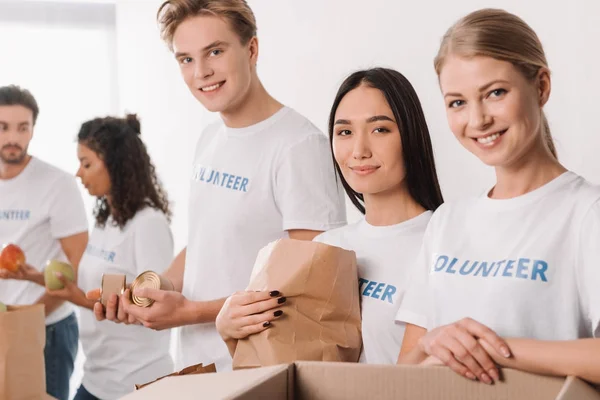 Grupo de voluntários multiétnicos — Fotografia de Stock