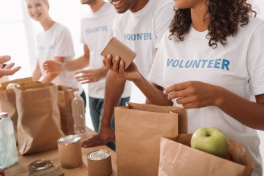 yiyecek ve içecekler yardım için gönüllü