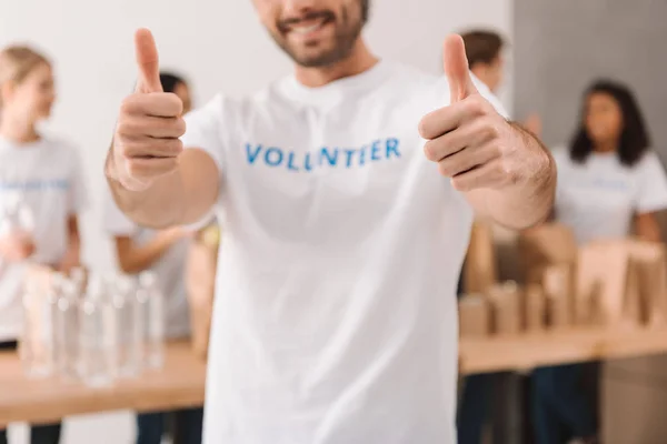 Voluntário mostrando polegares para cima — Fotografia de Stock