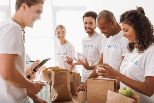 Multietnisk grupp frivilliga — Stockfoto