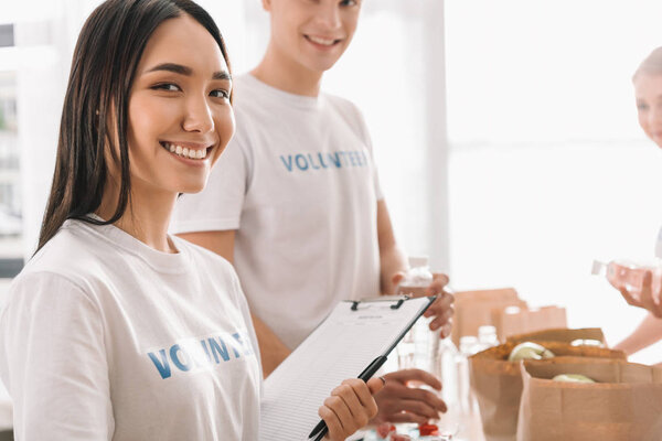 волонтёр с планшетом
