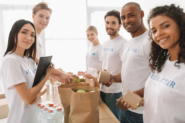 Grupo multiétnico de voluntários — Fotografia de Stock