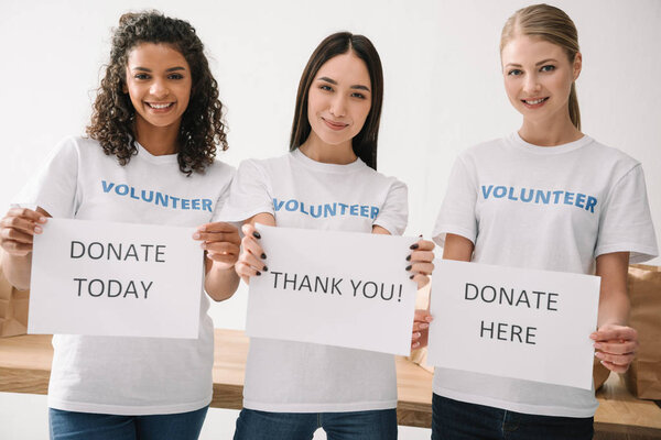 женщины-волонтеры с плакатами
