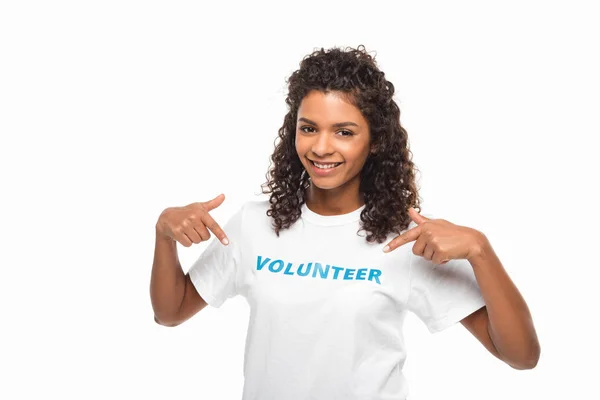 Voluntario señalando el cartel en la camiseta — Foto de Stock