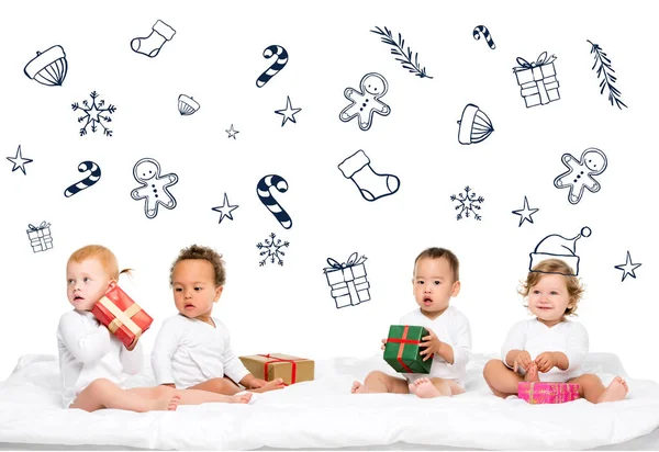 Мультиетнічні малюки з загорнутими подарунками — стокове фото