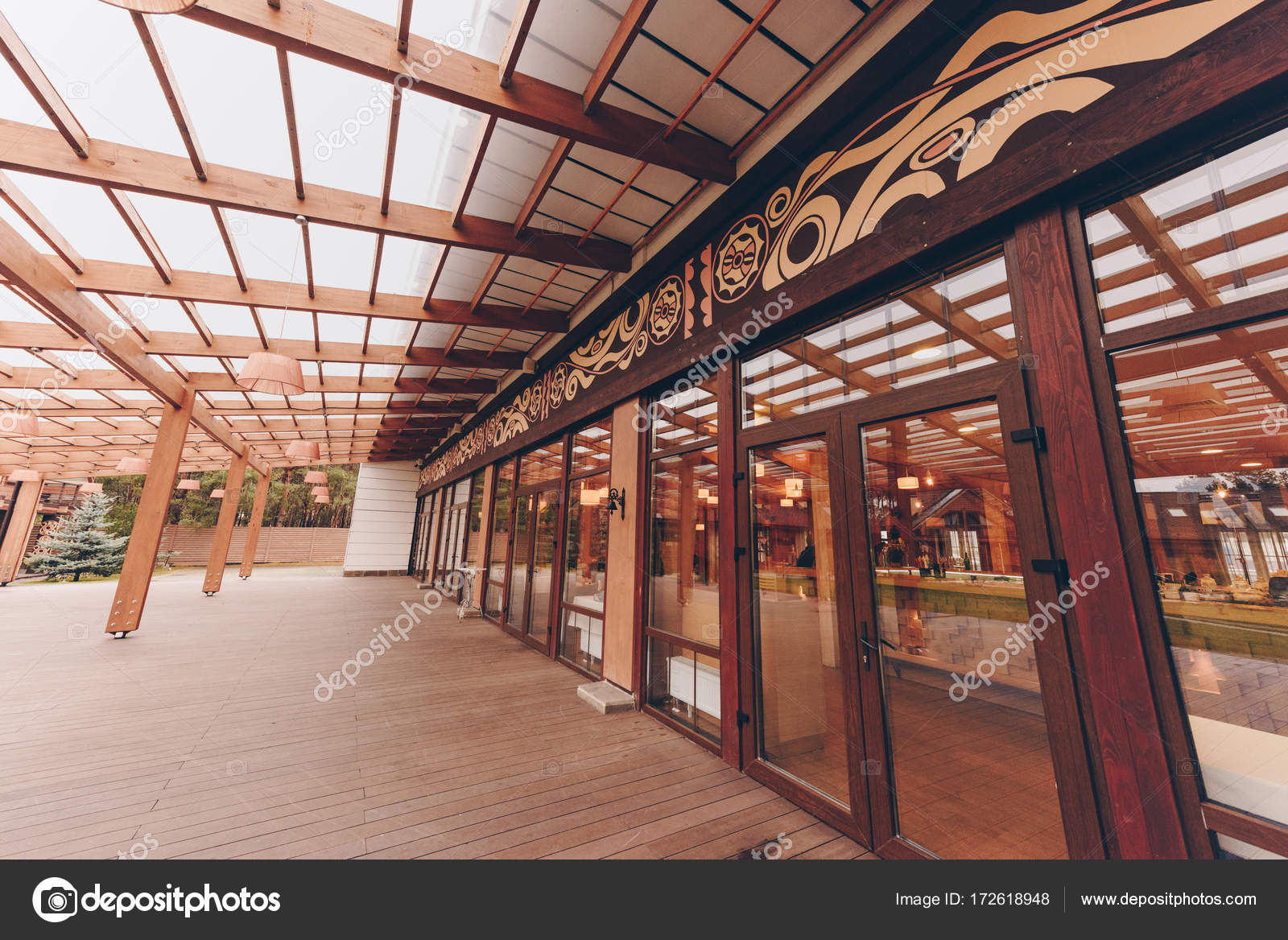 modernes Restaurant mit Dekoration aus Holz — Stockfoto ... modernes Restaurant mit Dekoration aus Holz — Stockfoto ...