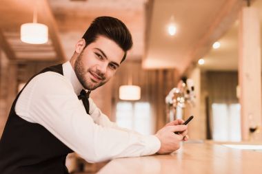 Garson, smartphone ile sayaç oturmak