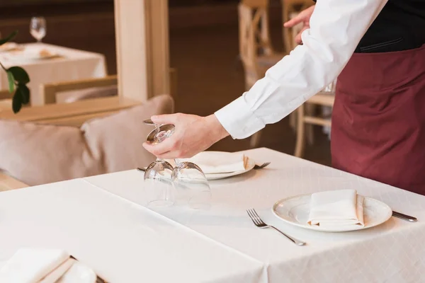 Camarero poniendo anteojos de vino en la mesa —  Fotos de Stock