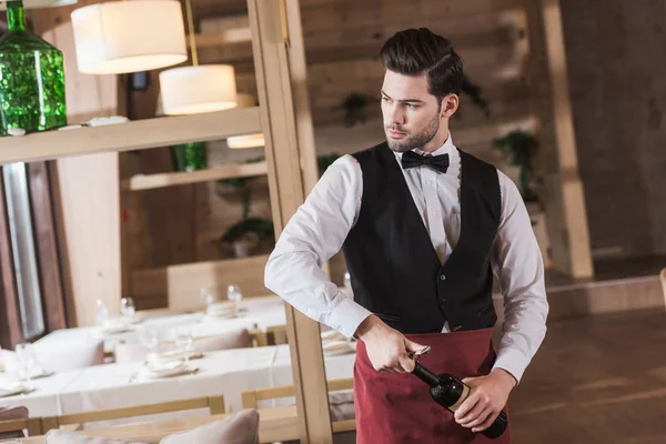 Waiter opening bottle — Stock Photo, Image