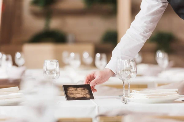 Waiter putting reserved sign — Stock Photo, Image