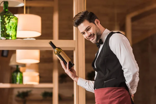 Офіціант, що показує пляшку червоного вина — стокове фото